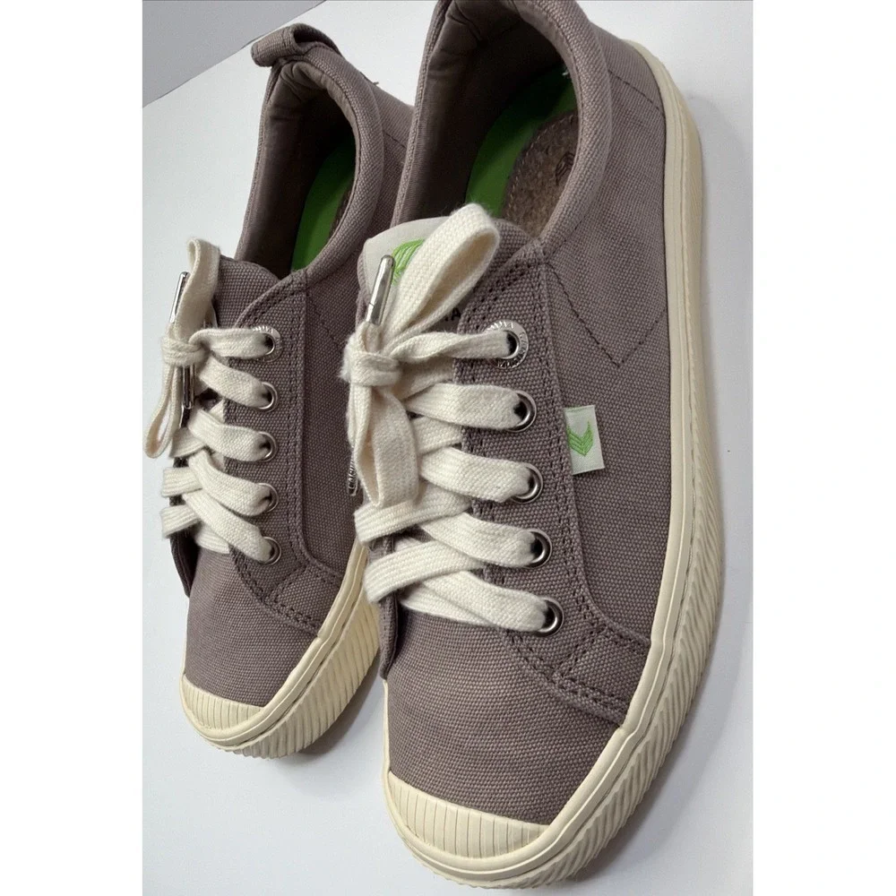 cariuma canvas